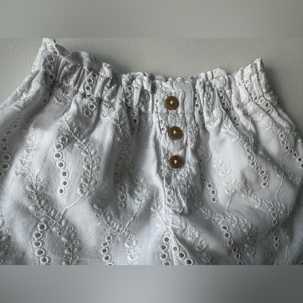 Zara girl’s High Waist White Shorts with Eyelet Pattern. Size 12-18M. - Picture 3 of 5